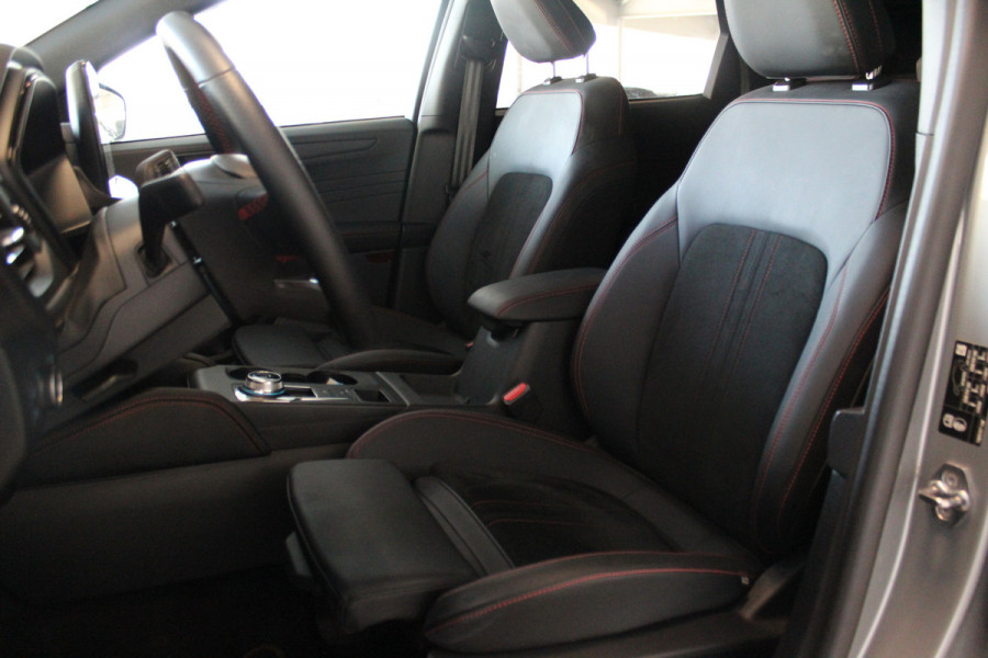 Ford Kuga 2.5-243pk PHEV ST-Line X. Van €. 54.937,- voor €. 43.735,- Trekgewicht van 2.100kg ! Elektr. panodak., elektr. trekhaak, stoel-, stuur- en voorraamverw., 360gr. Camera, HUD, AppleCarplay/Androidauto, Elektr. verstelb. comfortstoelen, LED verl.