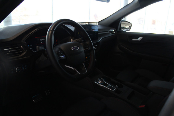 Ford Kuga 2.5-243pk PHEV ST-Line X. Van €. 54.937,- voor €. 43.735,- Trekgewicht van 2.100kg ! Elektr. panodak., elektr. trekhaak, stoel-, stuur- en voorraamverw., 360gr. Camera, HUD, AppleCarplay/Androidauto, Elektr. verstelb. comfortstoelen, LED verl.