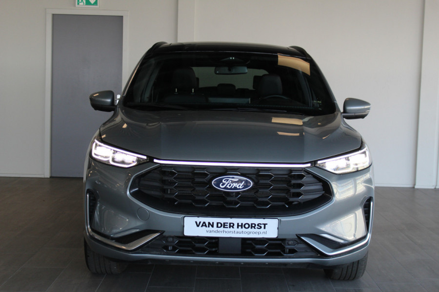 Ford Kuga 2.5-243pk PHEV ST-Line X. Van €. 54.937,- voor €. 43.735,- Trekgewicht van 2.100kg ! Elektr. panodak., elektr. trekhaak, stoel-, stuur- en voorraamverw., 360gr. Camera, HUD, AppleCarplay/Androidauto, Elektr. verstelb. comfortstoelen, LED verl.