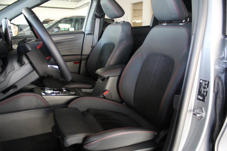 Ford Kuga 2.5-243pk PHEV ST-Line X. Van €. 54.937,- voor €. 43.735,- Trekgewicht van 2.100kg ! Elektr. panodak., elektr. trekhaak, stoel-, stuur- en voorraamverw., 360gr. Camera, HUD, AppleCarplay/Androidauto, Elektr. verstelb. comfortstoelen, LED verl.