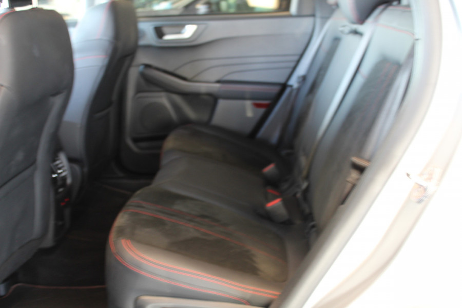 Ford Kuga 2.5-243pk PHEV ST-Line X. Van €. 54.937,- voor €. 43.735,- Trekgewicht van 2.100kg ! Elektr. panodak., elektr. trekhaak, stoel-, stuur- en voorraamverw., 360gr. Camera, HUD, AppleCarplay/Androidauto, Elektr. verstelb. comfortstoelen, LED verl.