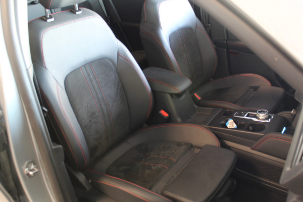 Ford Kuga 2.5-243pk PHEV ST-Line X. Van €. 54.937,- voor €. 43.735,- Trekgewicht van 2.100kg ! Elektr. panodak., elektr. trekhaak, stoel-, stuur- en voorraamverw., 360gr. Camera, HUD, AppleCarplay/Androidauto, Elektr. verstelb. comfortstoelen, LED verl.