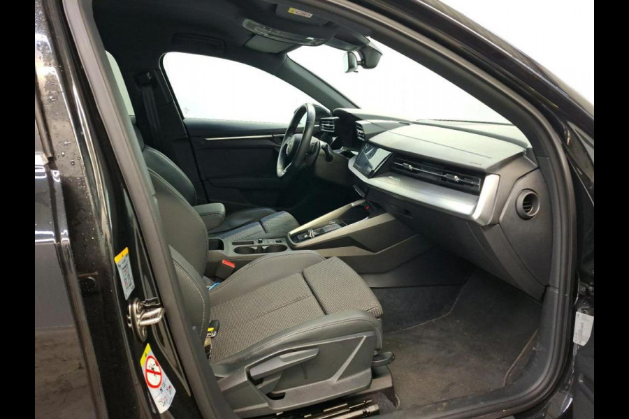 Audi A3 Limousine 30 TFSI S edition Navigatie Apple Carplay/Android Auto Parkeersensoren Adaptive Cruise Control Virtual Cockpit Climate Control Getinte ramen Lichtmetalen velgen
