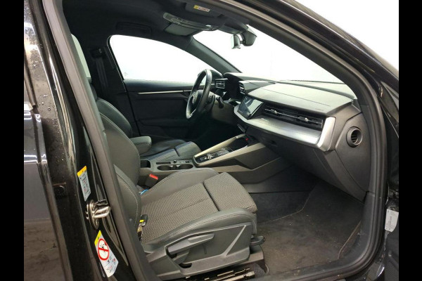 Audi A3 Limousine 30 TFSI S edition Navigatie Apple Carplay/Android Auto Parkeersensoren Adaptive Cruise Control Virtual Cockpit Climate Control Getinte ramen Lichtmetalen velgen