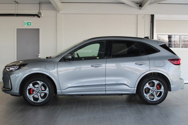 Ford Kuga 2.5-243pk PHEV ST-Line X. Van €. 54.937,- voor €. 43.735,- Trekgewicht van 2.100kg ! Elektr. panodak., elektr. trekhaak, stoel-, stuur- en voorraamverw., 360gr. Camera, HUD, AppleCarplay/Androidauto, Elektr. verstelb. comfortstoelen, LED verl.