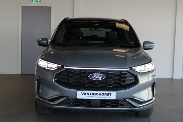 Ford Kuga 2.5-243pk PHEV ST-Line X. Van €. 54.937,- voor €. 43.735,- Trekgewicht van 2.100kg ! Elektr. panodak., elektr. trekhaak, stoel-, stuur- en voorraamverw., 360gr. Camera, HUD, AppleCarplay/Androidauto, Elektr. verstelb. comfortstoelen, LED verl.