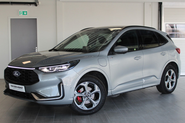 Ford Kuga 2.5-243pk PHEV ST-Line X. Van €. 54.937,- voor €. 43.735,- Trekgewicht van 2.100kg ! Elektr. panodak., elektr. trekhaak, stoel-, stuur- en voorraamverw., 360gr. Camera, HUD, AppleCarplay/Androidauto, Elektr. verstelb. comfortstoelen, LED verl.