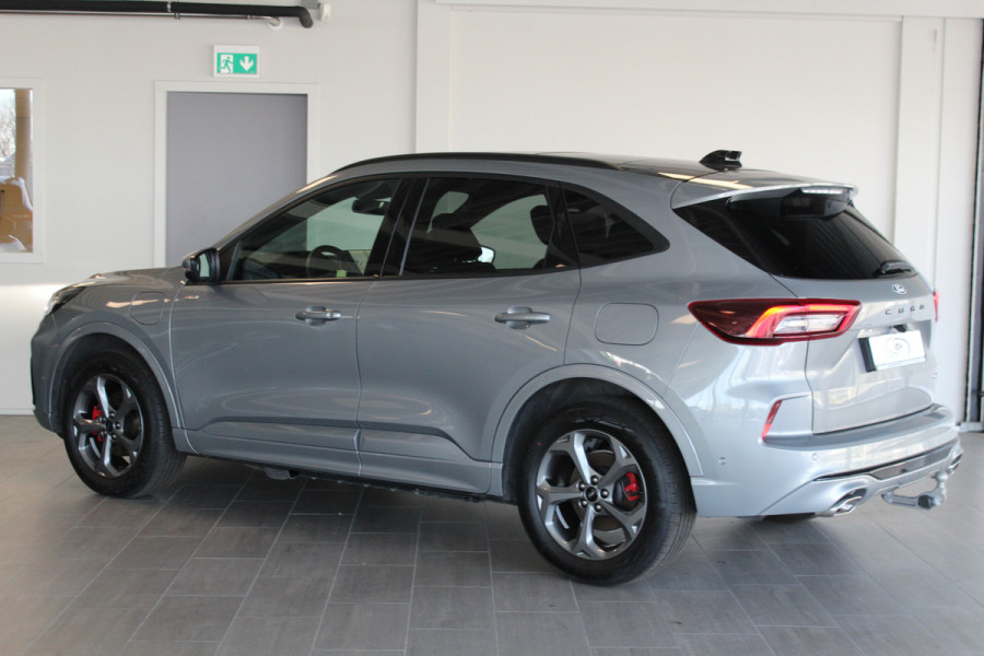 Ford Kuga 2.5-243pk PHEV ST-Line X. Van €. 54.937,- voor €. 43.735,- Trekgewicht van 2.100kg ! Elektr. panodak., elektr. trekhaak, stoel-, stuur- en voorraamverw., 360gr. Camera, HUD, AppleCarplay/Androidauto, Elektr. verstelb. comfortstoelen, LED verl.