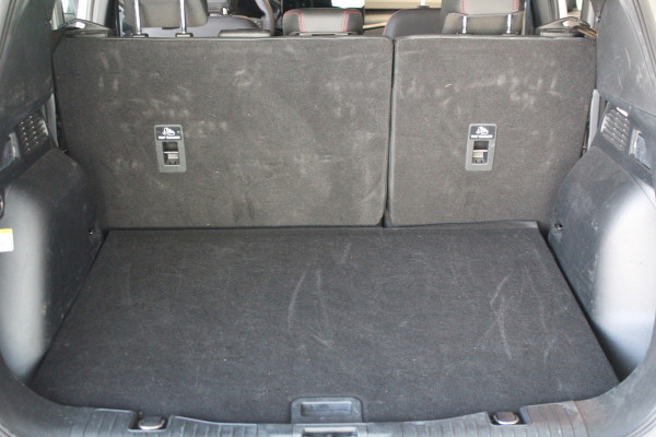 Ford Kuga 2.5-243pk PHEV ST-Line X. Van €. 54.937,- voor €. 43.735,- Trekgewicht van 2.100kg ! Elektr. panodak., elektr. trekhaak, stoel-, stuur- en voorraamverw., 360gr. Camera, HUD, AppleCarplay/Androidauto, Elektr. verstelb. comfortstoelen, LED verl.