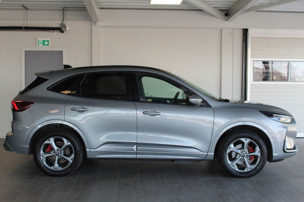 Ford Kuga 2.5-243pk PHEV ST-Line X. Van €. 54.937,- voor €. 43.735,- Trekgewicht van 2.100kg ! Elektr. panodak., elektr. trekhaak, stoel-, stuur- en voorraamverw., 360gr. Camera, HUD, AppleCarplay/Androidauto, Elektr. verstelb. comfortstoelen, LED verl.