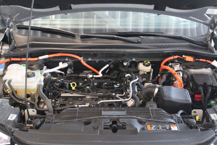 Ford Kuga 2.5-243pk PHEV ST-Line X. Van €. 54.937,- voor €. 43.735,- Trekgewicht van 2.100kg ! Elektr. panodak., elektr. trekhaak, stoel-, stuur- en voorraamverw., 360gr. Camera, HUD, AppleCarplay/Androidauto, Elektr. verstelb. comfortstoelen, LED verl.