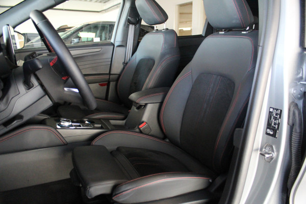 Ford Kuga 2.5-243pk PHEV ST-Line X. Van €. 54.937,- voor €. 43.735,- Trekgewicht van 2.100kg ! Elektr. panodak., elektr. trekhaak, stoel-, stuur- en voorraamverw., 360gr. Camera, HUD, AppleCarplay/Androidauto, Elektr. verstelb. comfortstoelen, LED verl.