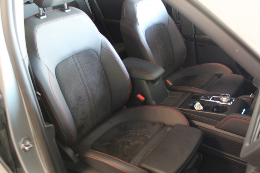 Ford Kuga 2.5-243pk PHEV ST-Line X. Van €. 54.937,- voor €. 43.735,- Trekgewicht van 2.100kg ! Elektr. panodak., elektr. trekhaak, stoel-, stuur- en voorraamverw., 360gr. Camera, HUD, AppleCarplay/Androidauto, Elektr. verstelb. comfortstoelen, LED verl.