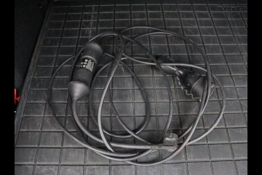 Volvo XC40 1.5 T4 Recharge Inscription | Leder | Stoel & stuurverwarming | Camera | Carplay | Navigatie | 18'' | Cruise control | Full LED | PHEV | Plug In