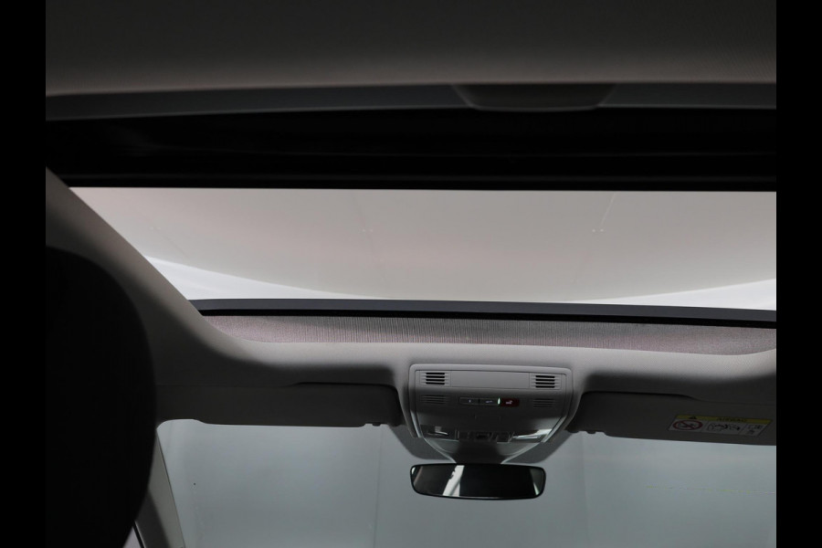 Volkswagen Taigo 1.0 TSI Style 110 pk Automaat (DSG) | Navigatie | Panoramadak | Trekhaak (afneembaar) | Parkeersensoren | Stoelverwarming |