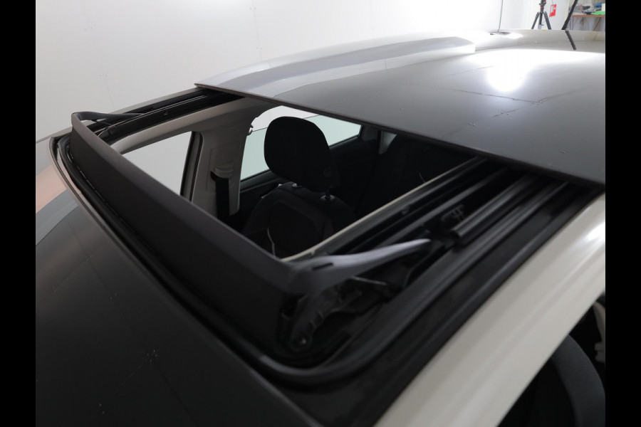 Volkswagen Taigo 1.0 TSI Style 110 pk Automaat (DSG) | Navigatie | Panoramadak | Trekhaak (afneembaar) | Parkeersensoren | Stoelverwarming |