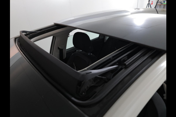 Volkswagen Taigo 1.0 TSI Style 110 pk Automaat (DSG) | Navigatie | Panoramadak | Trekhaak (afneembaar) | Parkeersensoren | Stoelverwarming |