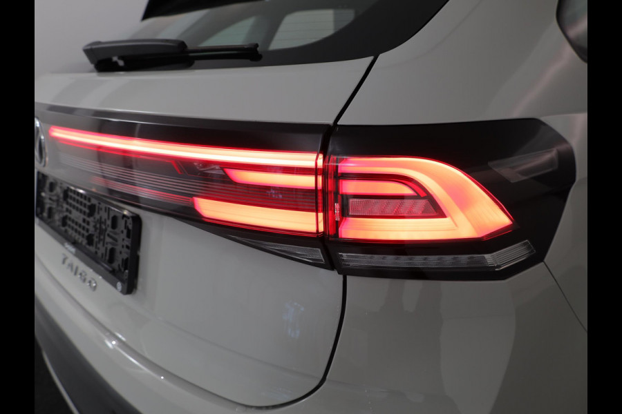 Volkswagen Taigo 1.0 TSI Style 110 pk Automaat (DSG) | Navigatie | Panoramadak | Trekhaak (afneembaar) | Parkeersensoren | Stoelverwarming |