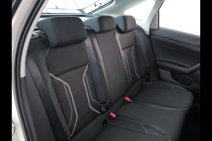 Volkswagen Taigo 1.0 TSI Style 110 pk Automaat (DSG) | Navigatie | Panoramadak | Trekhaak (afneembaar) | Parkeersensoren | Stoelverwarming |