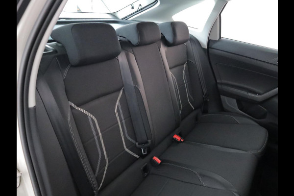 Volkswagen Taigo 1.0 TSI Style 110 pk Automaat (DSG) | Navigatie | Panoramadak | Trekhaak (afneembaar) | Parkeersensoren | Stoelverwarming |