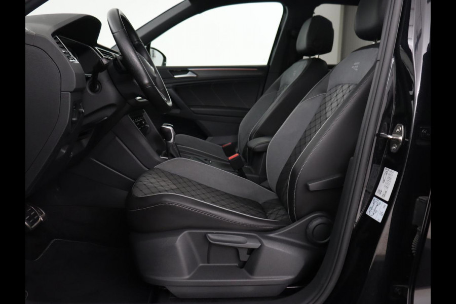 Volkswagen Tiguan 1.4 TSI eHybrid R Line | Panoramadak | Head-Up | Trekhaak | Stoelverwarming | Camera | Park Assist | Carplay | Matrix LED | Navigatie | Stuurverwarming | PHEV | Plug In