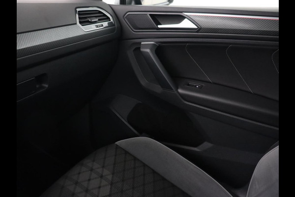 Volkswagen Tiguan 1.4 TSI eHybrid R Line | Panoramadak | Head-Up | Trekhaak | Stoelverwarming | Camera | Park Assist | Carplay | Matrix LED | Navigatie | Stuurverwarming | PHEV | Plug In