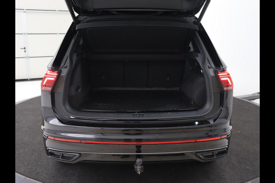 Volkswagen Tiguan 1.4 TSI eHybrid R Line | Panoramadak | Head-Up | Trekhaak | Stoelverwarming | Camera | Park Assist | Carplay | Matrix LED | Navigatie | Stuurverwarming | PHEV | Plug In