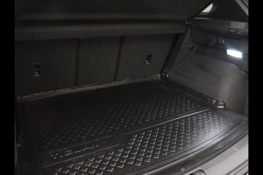 Volkswagen Tiguan 1.4 TSI eHybrid R Line | Panoramadak | Head-Up | Trekhaak | Stoelverwarming | Camera | Park Assist | Carplay | Matrix LED | Navigatie | Stuurverwarming | PHEV | Plug In