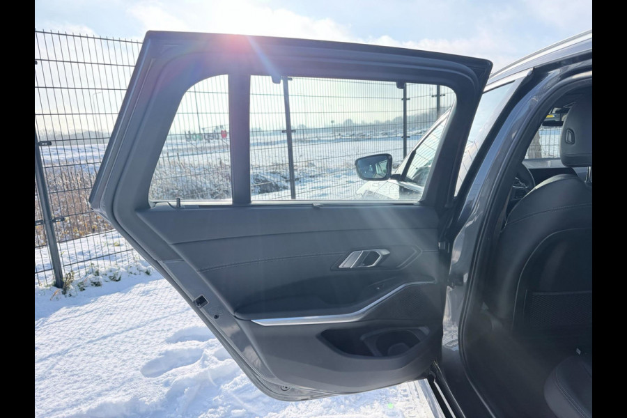 BMW 3 Serie Touring 320e Business Edition Plus | Carplay | Sportstoelen | EL trekhaak | Full Leder |