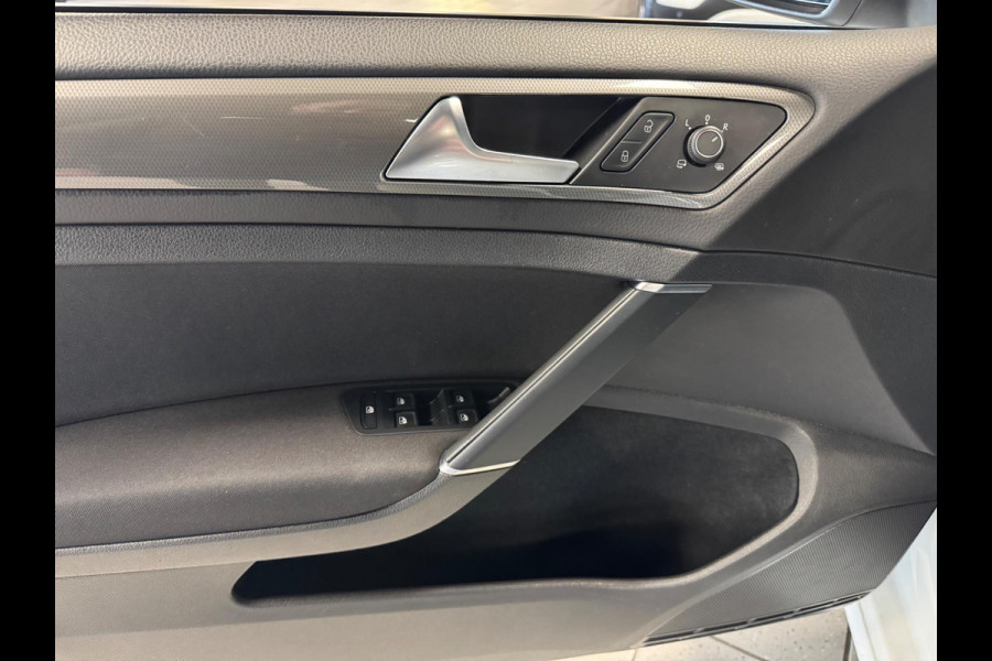 Volkswagen Golf 1.0 TSI Comfortline 85 KW 6 bak Navigatie Cruise control