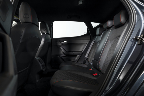 Seat Leon 1.5 TSI FR | Dig. Cockpit | Adapt. Cruise | Stoel.-+Stuurverw | PDC | NAV + App. Connect | ECC | LM 18" |