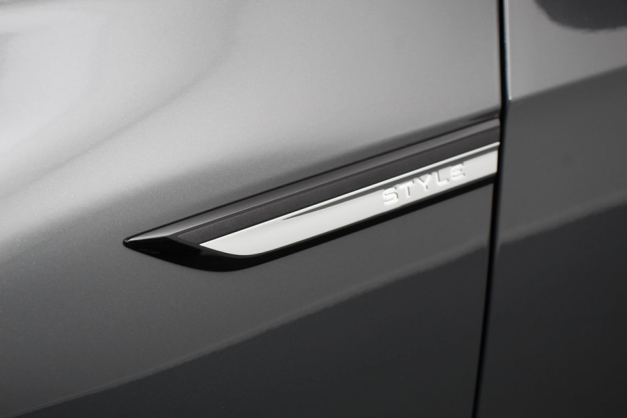 Volkswagen Golf 1.5 eTSI DSG Style 150Pk | Panoramadak | Navigatie | Digitale Cockpit | Adaptive Cruise Control | Lane/Side/Travel Assist | LED Matrix | Camera |