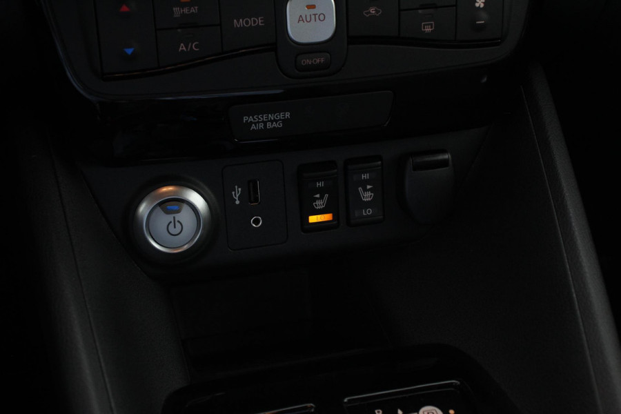 Nissan Leaf N-Connecta 40 kWh | Navigatie | Climate Control | Camera | Parkeer sensoren | cruise control | Lichtmetalen velgen