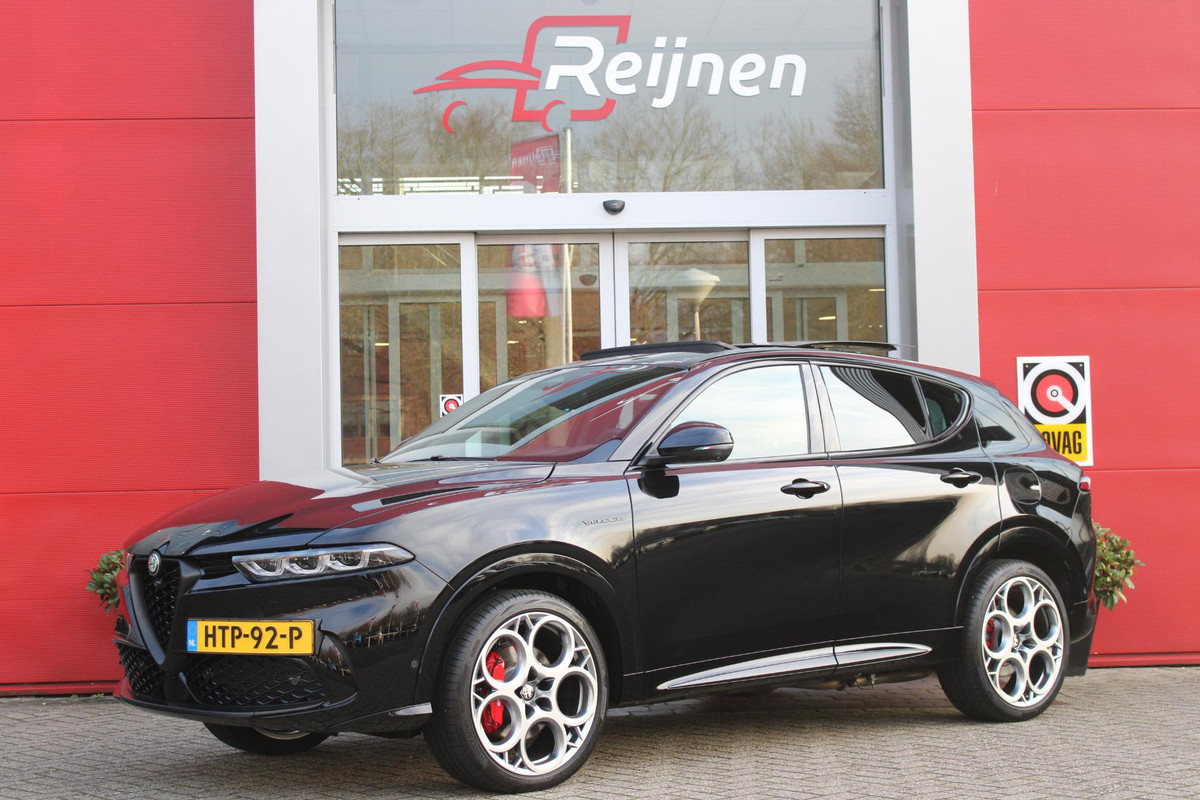 Alfa Romeo Tonale 1.3T PHEV 280PK VELOCE Q4 | PANORAMISCH SCHUIF / KANTELDAK | LEDEREN BEKLEDING | VOORSTOELEN / STUUR VERWARMD | VOORSTOELEN GEVENTILEERD | VOORSTOELEN ELEKTRISCH VERSTELBAAR | DRAADLOOS APPLE CARPLAY / ANDROID AUTO | 360° CAMERA | AUTOMATISCH DIMMENDE BUITENSPIEGELS | 20"INCH LICHTMETALEN VELGEN | ADAPTIVE CRUISE CONTROL | KEYLESS ENTRY / START | ELEKTRISCH BEDIENBARE ACHTERKLEP | DRAADLOZE TELEFOONLADER | AMBIENT LIGHTING | DONKERE HEMELBEKLEDING | SCHAKELFLIPPERS AAN HET STUUR | VERWARMDE RUITENSPROEIERS |
