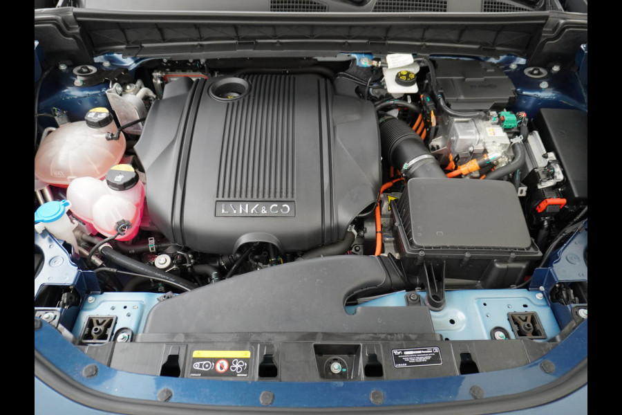 Lynk & Co 01 1.5 PHEV AUT-7 261pk Pano-Schuifdak Lmv 20" 360°Camera Zwarte hemel bekleding Apple Carplay Android Auto Adap.Cruise Navi Pdc Ec Elek.Memory.Stoel File assistent Dodehoek detector Elektrisch bedienbare achterklep Rijstrooksensor Wifi Verkeersbord detectie 425Nm koppel 3,7kw laadvermogen €44.880 Nieuwprijs 1e Eigenaar Origineel NLse auto!