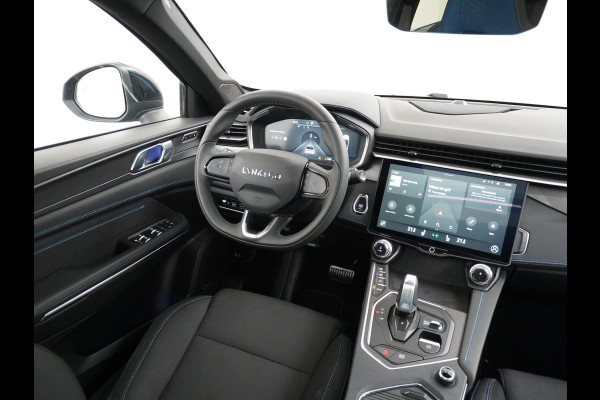 Lynk & Co 01 1.5 PHEV AUT-7 261pk Pano-Schuifdak Lmv 20" 360°Camera Zwarte hemel bekleding Apple Carplay Android Auto Adap.Cruise Navi Pdc Ec Elek.Memory.Stoel File assistent Dodehoek detector Elektrisch bedienbare achterklep Rijstrooksensor Wifi Verkeersbord detectie 425Nm koppel 3,7kw laadvermogen €44.880 Nieuwprijs 1e Eigenaar Origineel NLse auto!