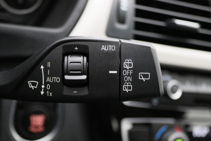 BMW 3 Serie Touring 318i High Executive Automaat LED, Navigatie, Leer, Climate, Cruise, PDC, Bluetooth, Elektr. Pakket, 16''