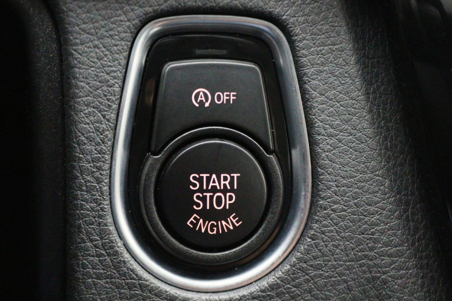 BMW 3 Serie Touring 318i High Executive Automaat LED, Navigatie, Leer, Climate, Cruise, PDC, Bluetooth, Elektr. Pakket, 16''