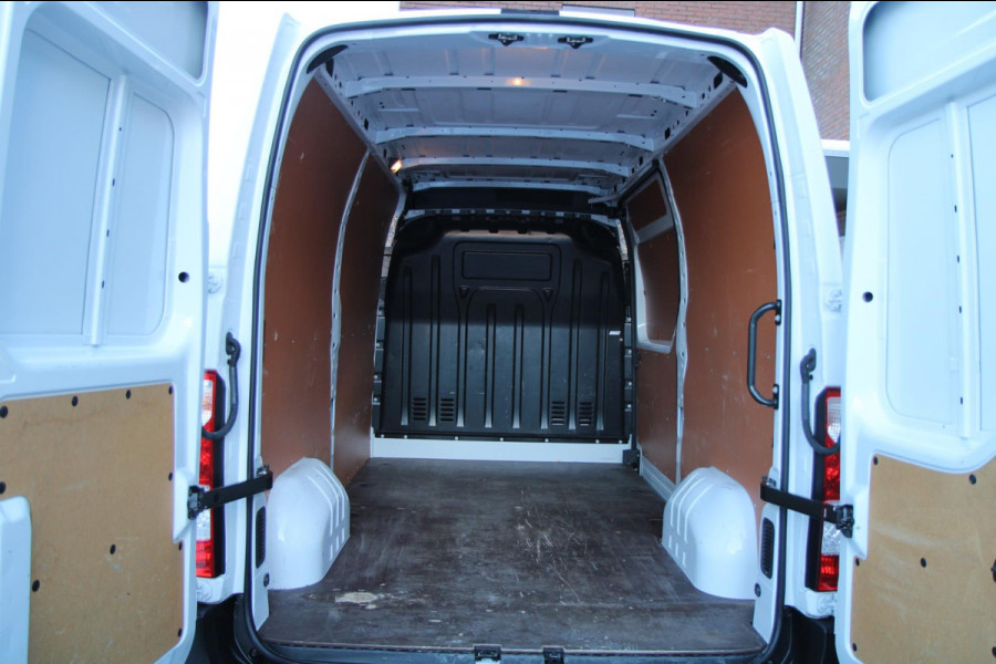 Renault Master T35 2.3 dCi 135PK L2H2 / Trekhaak / Carplay / Navi / 3 zits