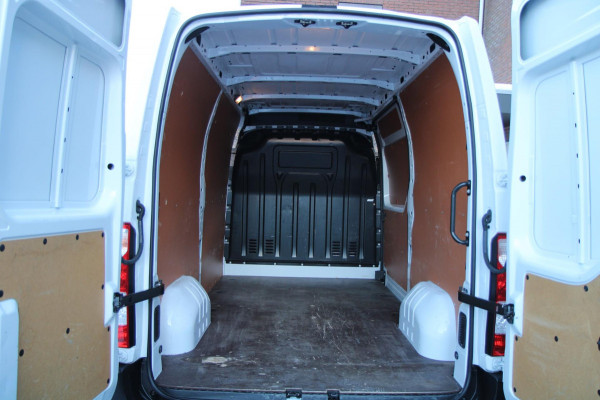 Renault Master T35 2.3 dCi 135PK L2H2 / Trekhaak / Carplay / Navi / 3 zits