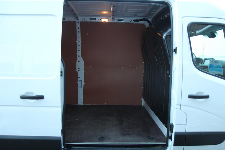 Renault Master T35 2.3 dCi 135PK L2H2 / Trekhaak / Carplay / Navi / 3 zits