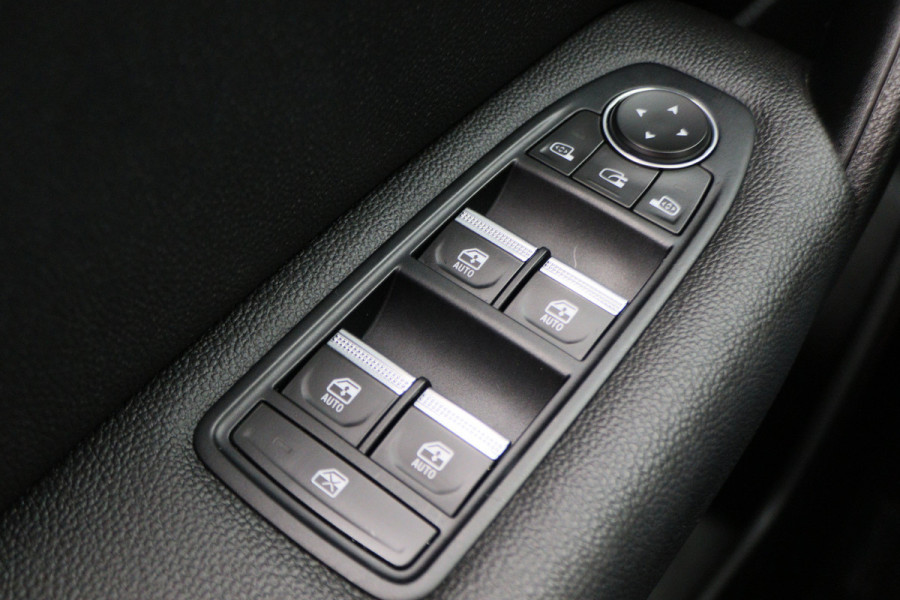 Renault Captur 1.6 E-Tech Plug-in Hybrid 160 Intens Two-Tone, Virtual Cockpit, Apple Carplay, Camera, Cruise, LED, DAB, 18''