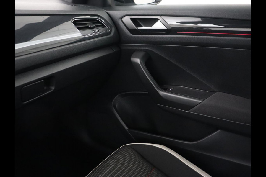 Volkswagen T-Roc 1.5 TSI Sport | 1e eigenaar | Panoramadak | Stoelverwarming | Camera | Carplay | Adaptive cruise | Navigatie | Full LED | Virtual Cockpit | Getint glas | Climate control