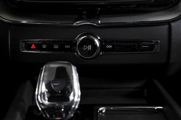 Volvo XC60 2.0 T8 Plug-in hybrid AWD Plus Black Edition - Facelift MY26 | S/K Panodak | Dig.Cockpit | Adapt.Cruise | Harman/Kardon | Stoel-+Stuurverw. | Elek. stoelen | 360 Camera | NAV+App.Connect | ECC | LM 21" | 2481