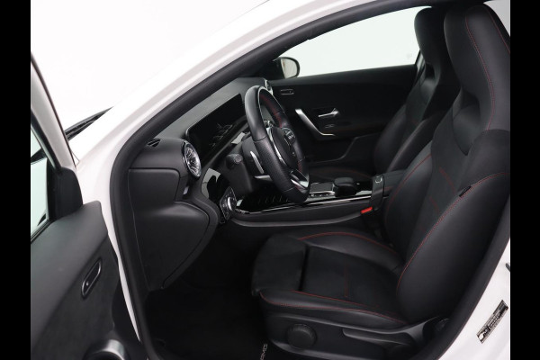 Mercedes-Benz A-Klasse 250e AMG | Panoramadak | Stoelverwarming | Carplay | Leder/Alcantara | Camera | Sfeerverlichting | Navigatie | Park Assist | Climate control | PHEV | Plug In