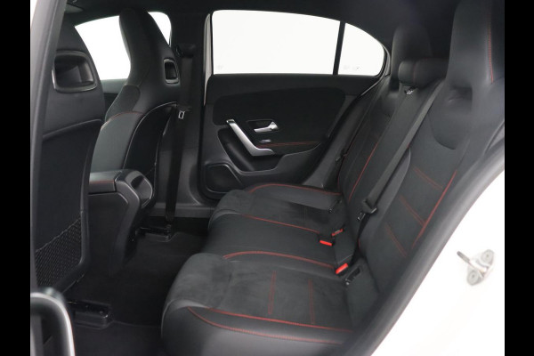 Mercedes-Benz A-Klasse 250e AMG | Panoramadak | Stoelverwarming | Carplay | Leder/Alcantara | Camera | Sfeerverlichting | Navigatie | Park Assist | Climate control | PHEV | Plug In