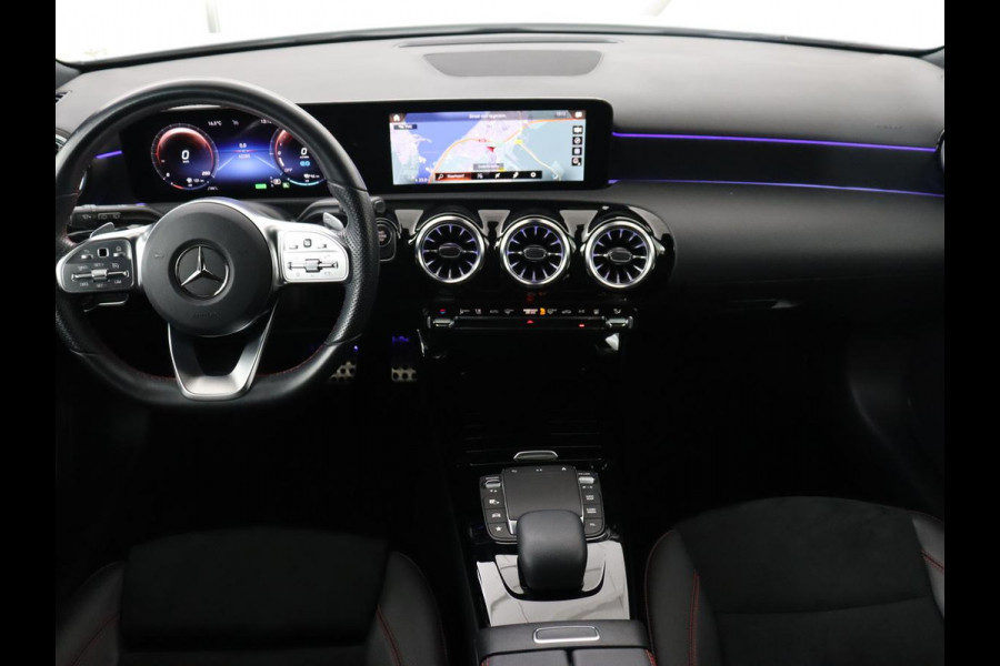 Mercedes-Benz A-Klasse 250e AMG | Panoramadak | Stoelverwarming | Carplay | Leder/Alcantara | Camera | Sfeerverlichting | Navigatie | Park Assist | Climate control | PHEV | Plug In