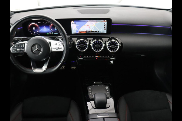 Mercedes-Benz A-Klasse 250e AMG | Panoramadak | Stoelverwarming | Carplay | Leder/Alcantara | Camera | Sfeerverlichting | Navigatie | Park Assist | Climate control | PHEV | Plug In