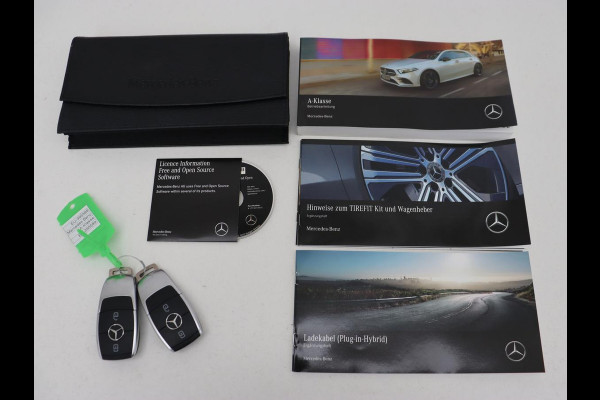 Mercedes-Benz A-Klasse 250e AMG | Panoramadak | Stoelverwarming | Carplay | Leder/Alcantara | Camera | Sfeerverlichting | Navigatie | Park Assist | Climate control | PHEV | Plug In