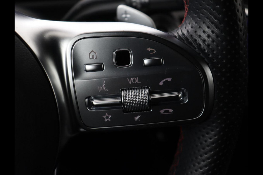 Mercedes-Benz A-Klasse 250e AMG | Panoramadak | Stoelverwarming | Carplay | Leder/Alcantara | Camera | Sfeerverlichting | Navigatie | Park Assist | Climate control | PHEV | Plug In